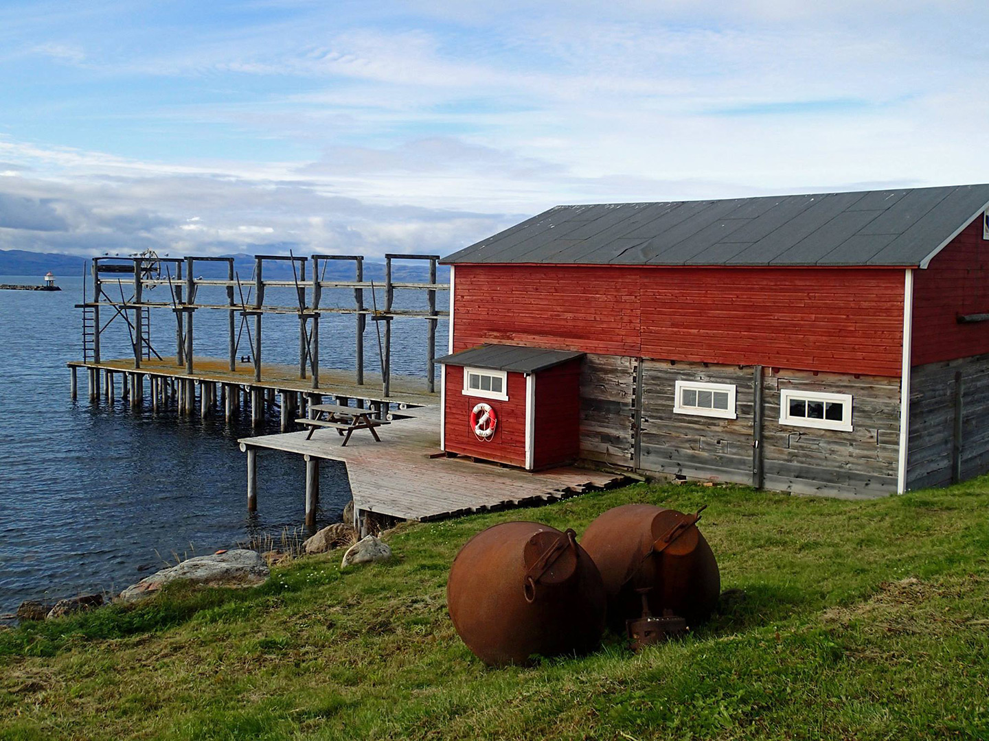Bietilægården i Vadsø ble bygd av kvenske innvandrere og består av bolighus tre fjøs kaianlegg med nothjell og slipp for båtopptrekk. Foto: Siri Wolland Riksantikvaren