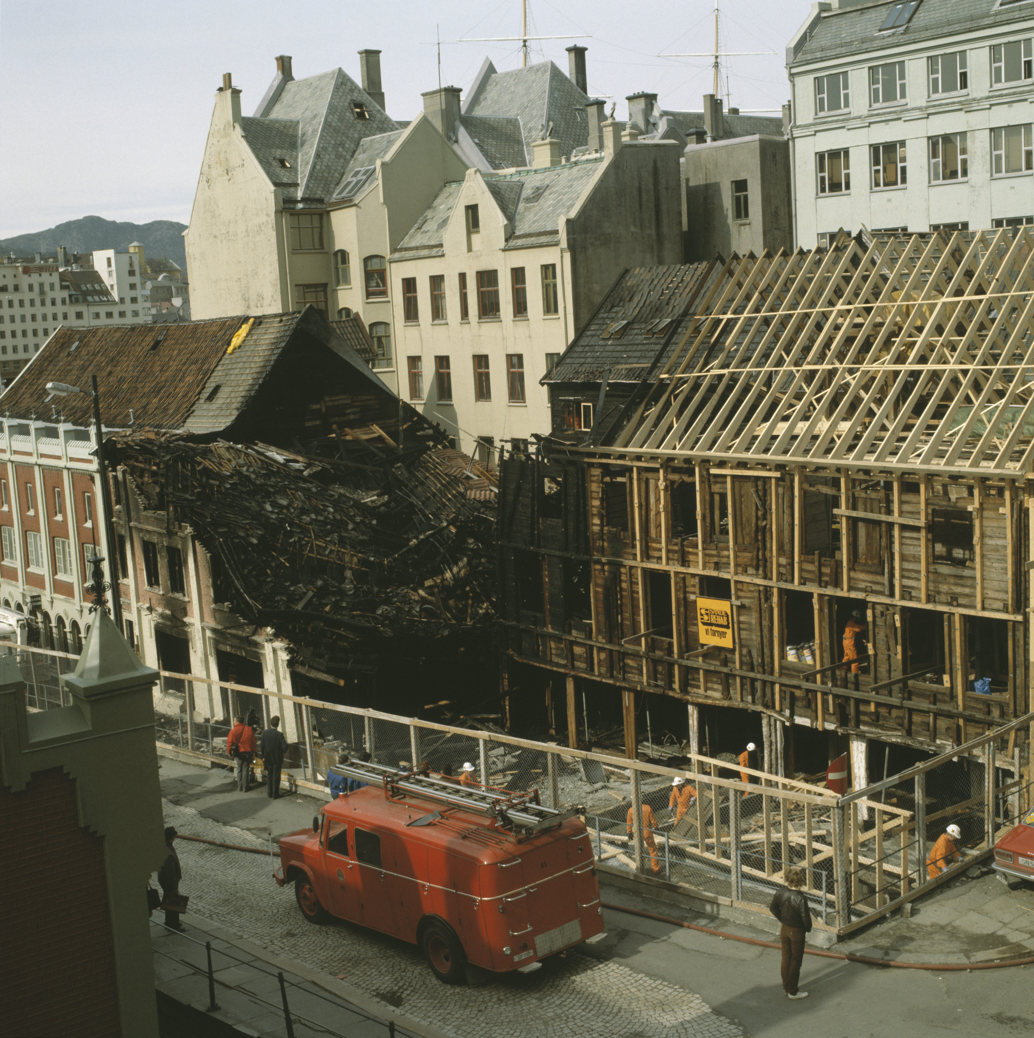 Etter brannen i Finnegården i 1982 Bryggen i Bergen. Foto Arve Kjersheim / Riksantikvaren