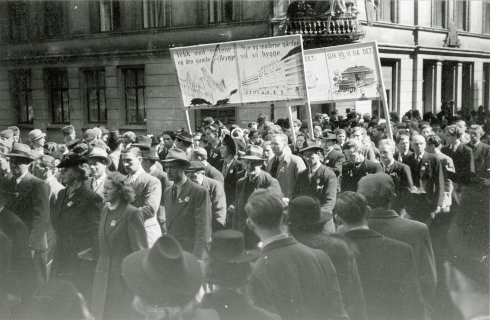 Demonstrasjonstog for riving av Bryggen i Bergen i 1945/46. Rundt 1900 etter andre verdenskrig og på 1950-tallet ville bergenserne rive «tyskebryggen». I dag regnes Bryggen i Bergen som en nasjonalskatt og er innskrevet på UNESCOs liste over verdens kulturarv (World Heritage List) og er et av Norges fremste turistmål. Foto: ukjent / Riksantikvaren