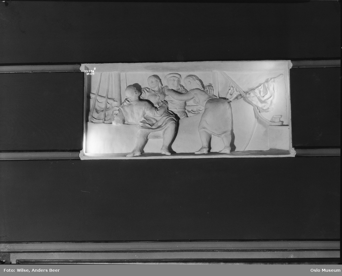 Detaljbilde av en av Per Krohgs friser på Frogner Kino 1928-29. FOTO: Anders Beer Wilse / Oslo Museum