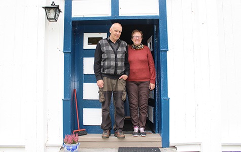 Erling og Nelly Strømmen er stolte over å bo i det eldste huset i Norge som er bebodd. Foto: Anja Heie Riksantikvaren