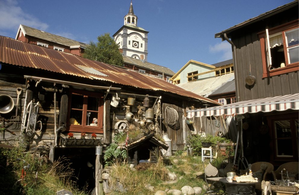 Uthus med Røros kirke i bakgrunnen. Foto: Trond Taugbøl Riksantikvaren