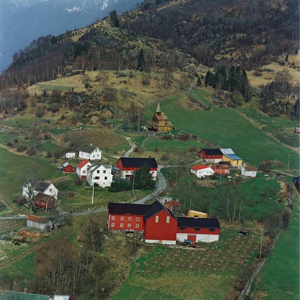 Flyfoto av Urnes stavkyrkje med omgivnadene til kyrkja. Foto: Birger Lindstad / Riksantikvaren