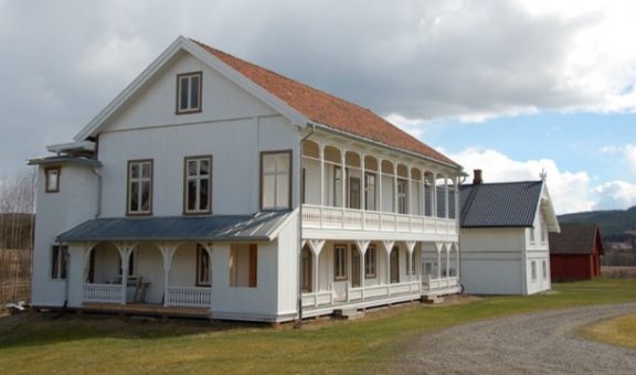 Bildet viser vestfasaden som ikke har verandaer i begge etasjene. Foto er lånt fra Hedmark fylkeskommune
