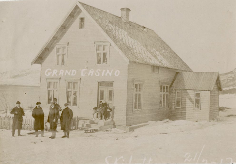 På markedet ble det foretatt mang en god handel i det yrende folkelivet og i 1915 hadde de sågar et eget  "Grand Casino ".