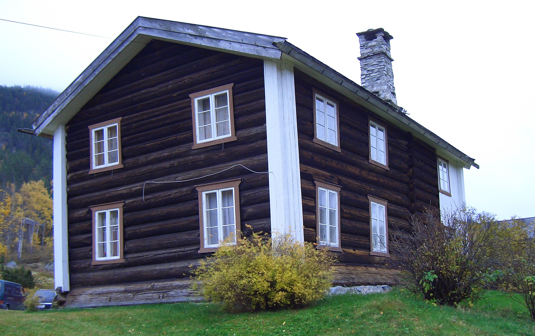 Hovedbygningen på Kravik Mellom sett fra baksiden før istandsettingen. Foto: Jan Arne Bergli Riksantikvaren