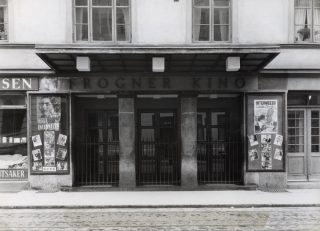 Inngangspartiet Frogner Kino slik det originalt stod. Film som vises er  "Intermezzo " fra 1936. Fotograf: O. Væring / Oslo byarkiv