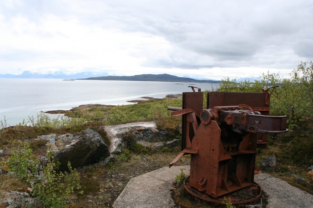 Bilde viser en av kanonstillingene på Bjarkøy som holdt øye med skipstrafikken i farvannet utenfor. Foto: Geir Olav Gramm Riksantikvaren