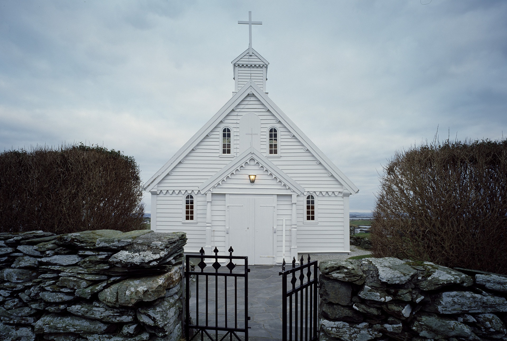 Kvitsøy kommune i Rogaland har 540 innbyggere. Kvitsøy kirke er en automatisk fredet kirke som må rehabiliteres og arbeidet vil beløpe seg til flere millioner kroner. Foto: Jiri Havran Riksantikvaren