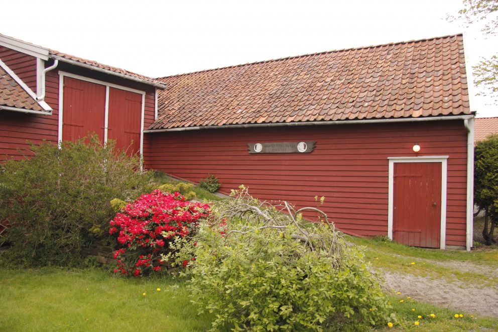 Driftsbygningen/ låven som i 1870 ble gjenreist på muren av en eldre bygning og har fått flere påbygninger i etterkant. Foto: Marit Vestvik Riksantikvaren