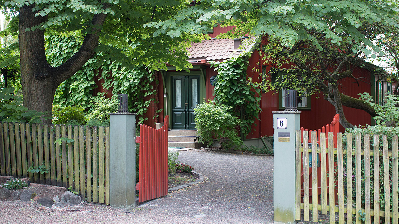 Bilde: Bak denne porten skjuler det seg et kunstnerhjem helt utenom det vanlige. Foto: Fredrik Eriksen, Riksantikvaren