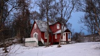 Lille Strandheim i vinterdrakt. Foto: Siri Uldal (CC BY-SA) via Wikimedia Commons
