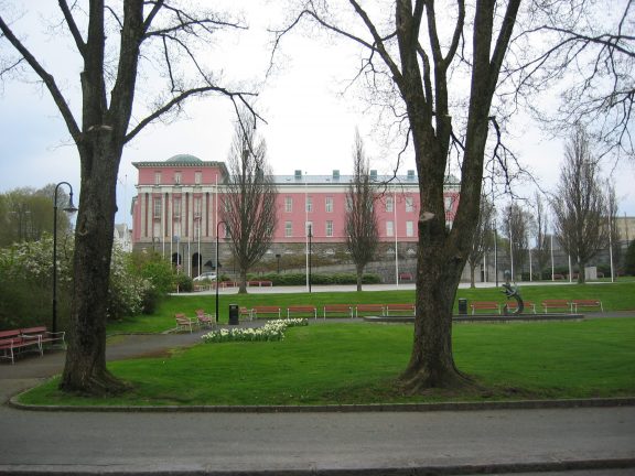 Bildet viser det storslåtte rådhuset i Haugesund og parken inntil rådhuset er av de mange donasjonene til byen fra Knut og Elisabeth Knutsen. Foto er tatt av Bjørn Erik Wøien Riksantikvaren