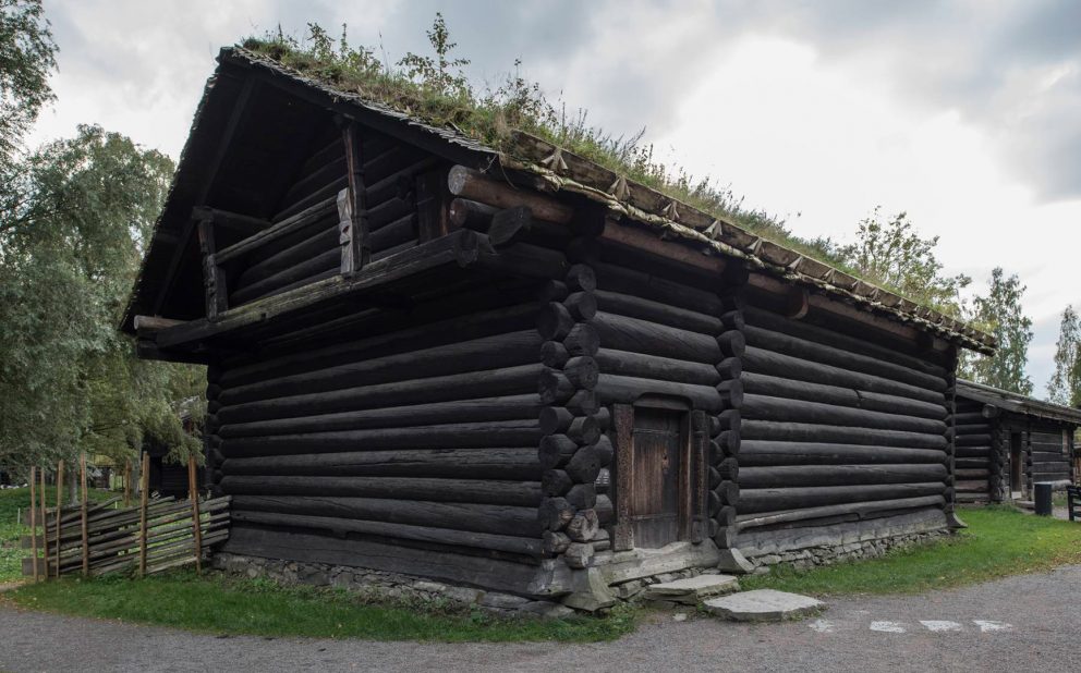 Raulandsstua som i dag står i Numedalstunet på Norsk Folkemuseum i Oslo er en årestue fra ca. 1240 og er altså noe eldre enn hovedbygningen på Kravik Mellom fra 1296. Foto: Lene Buskoven Riksantikvaren