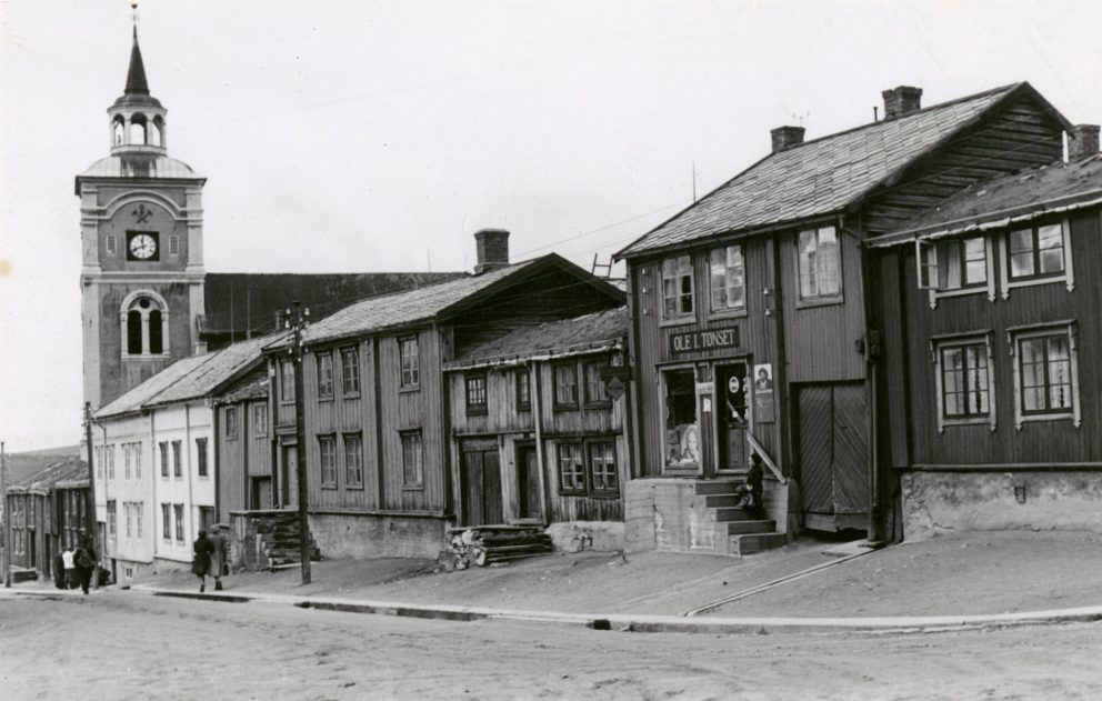 I dag er Røros oppført på UNESCOS verdensarvliste og regnes som et av Norges viktigste kulturminner. Bergstaden fanget tidlig kulturminneforvaltningens interesse og åtte hus på Røros ble fredet allerede i 1923. Dag Myklebusts bok vier et helt kapittel til bevaringen av Røros. Foto: Halvor Vreim 1940