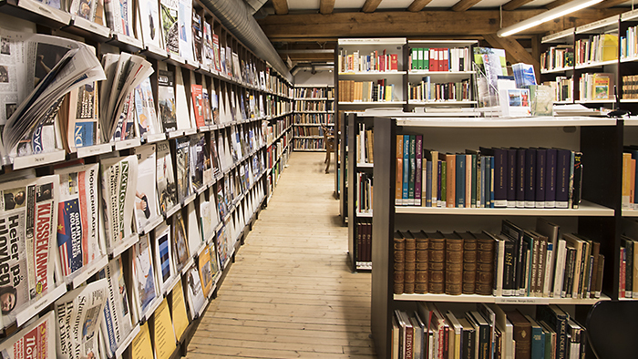 Bilde av bibliotekhyller med bøker