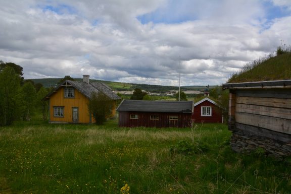 Bilde av tunet med noen av de freda byggningne på seteren. Foto: Roy Håpnes Trøndelag fylkeskommune