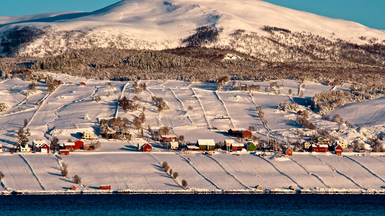 Skallan-Rå i Kvæfjord kommune i Troms er et fjordlandskap med intakt teigstruktur. Foto: Robert Nygård