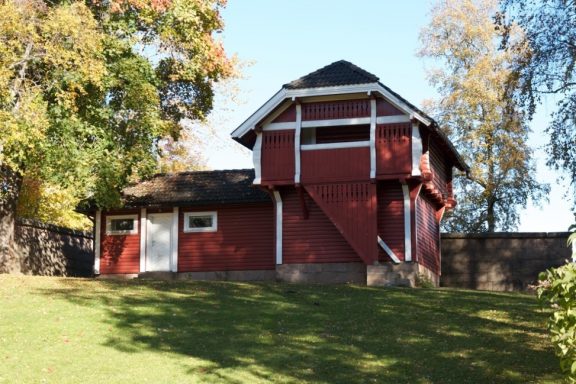 Det særpregede rødmalte stabburet et uthus i villastil hadde to lokumer (doer) vedskjul og iskjeller. Foto: Riksantikvaren