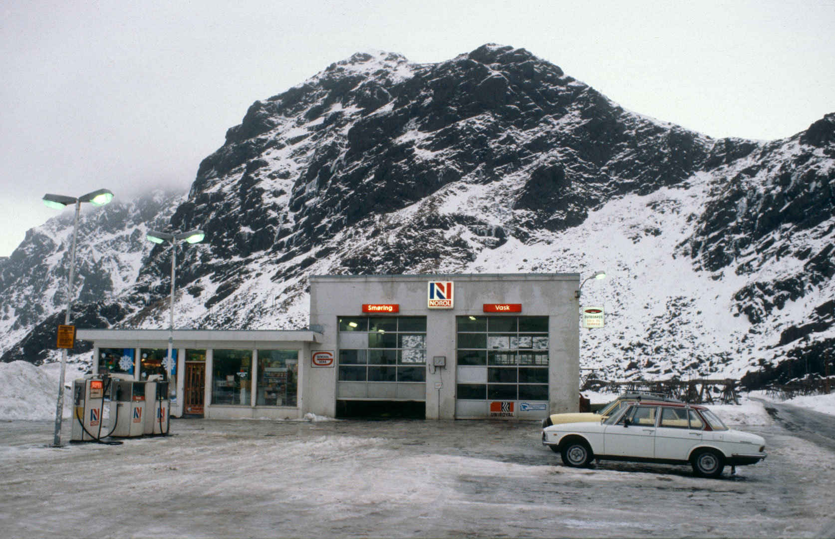 Det skulle ikke være noen tvil om den nasjonale tilhørigheten til Norol-stasjonene, som denne i Stamsund i Lofoten. Bildet er tatt i 1980.