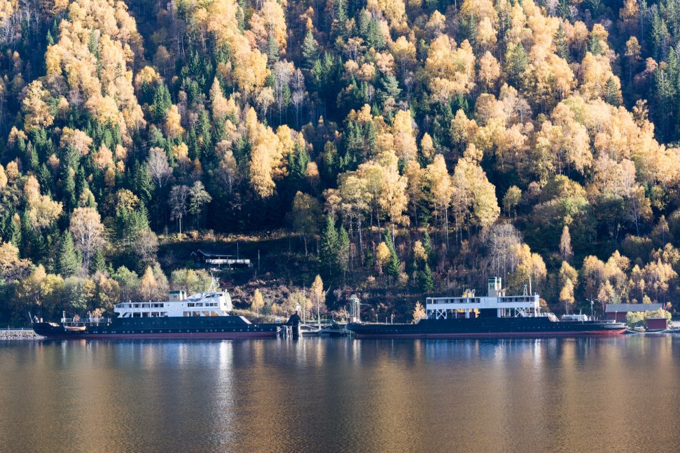 Fergene M/F  "Storegut " og D/F  "Ammonia " inngår i transportsystemet mellom Rjukan og Notodden som består av Tinnosbanen fergene på Tinnsjøen og Rjukanbanen. Foto: Per Berntsen©Riksantikvaren