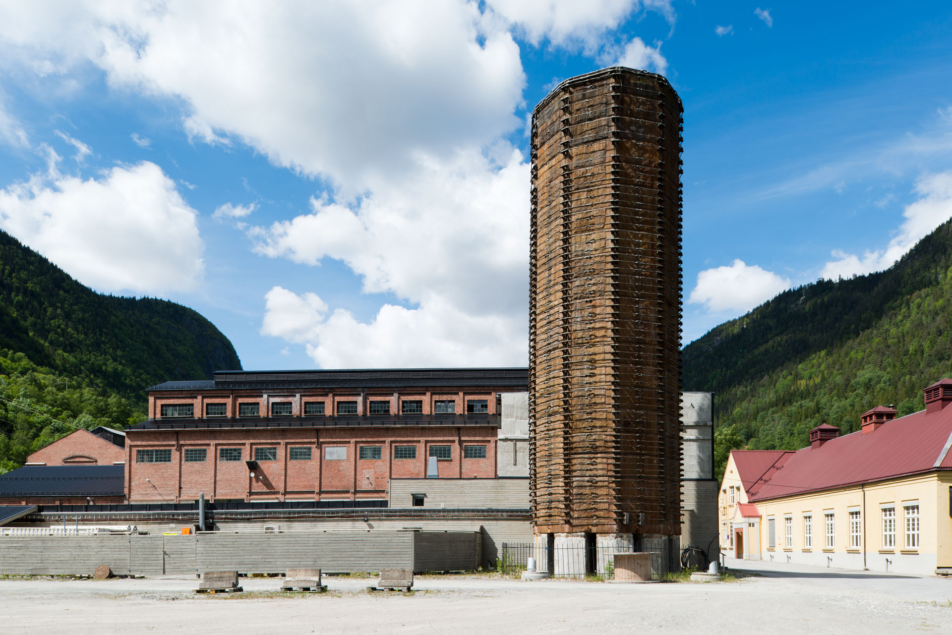 Syretårnet er det siste vi har igjen fra det første produksjonsanlegget «Rjukan I» som startet produksjonen av ammoniumnitrat og «Norgesalpeter» i november 1911. Foto: Per Berntsen©Riksantikvaren