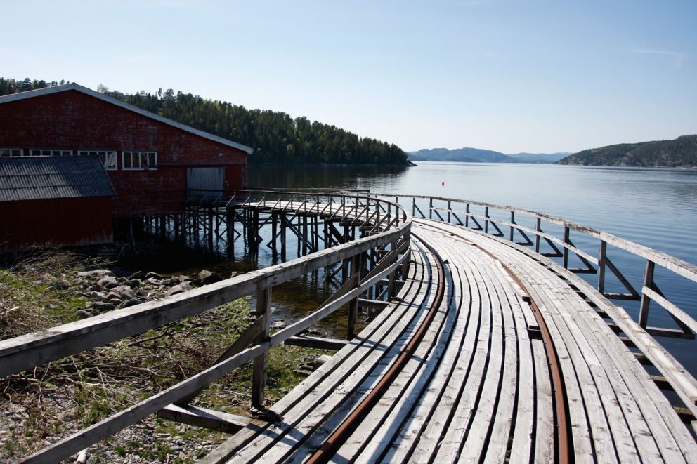 Trallebanen går som en blodåre gjennom hele anlegget. Den brukes fortsatt i dag for å transportere materiell. Foto: Ulf I. Gustafsson Riksantikvaren