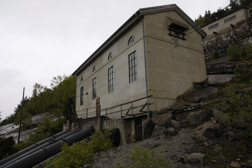 Ved Lilletopp blir vannet ført inn i rørene. Herfra og ned til kraftstasjonen er det et fall på 397 meter. På det bratteste er fallet 58 grader. Foto: Øystein Hagland Riksantikvaren