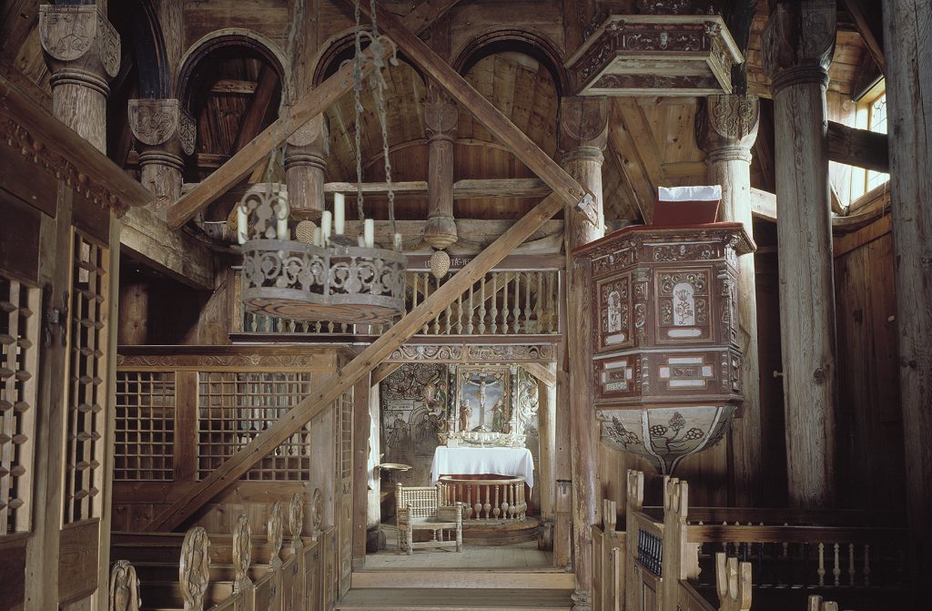 Bilde av interiøret i Urnes Stavkirke. Foto: Jiri Havran, Riksantikvaren