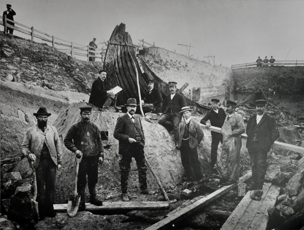 Fra utgravingen av Oseberghaugen ved Tønsberg i 1904 med det berømte Osebergskipet. Funnene herfra kan sees på Vikingskipsmuseet i Oslo. Foto: ukjent / Kulturhistorisk museum UiO via Wikimedia Commons