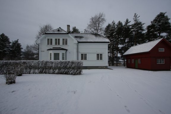 Villaen og uthuset. Foto: Eystein M. Andersen/ Riksantikvaren