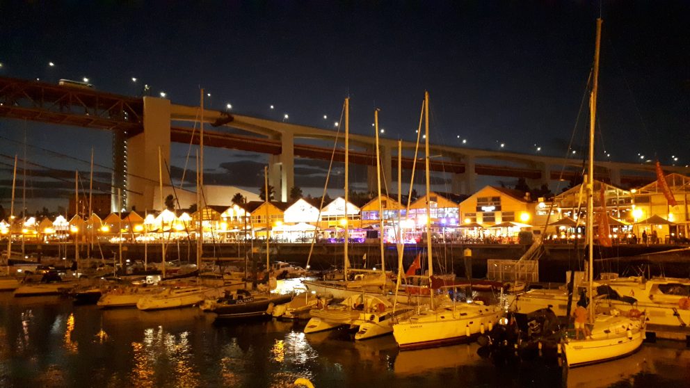 Havnen i Lisboa om kvelden