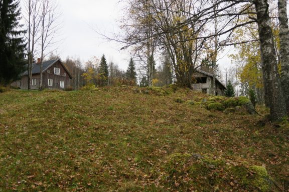 Bildet viser en høyde i Varaldskogen i Kongsvinger kommune ligger skogfinneplassen Abborhøgda (Yöperinmaki). Plassen har hatt skogfinsk bosetning siden 1700-tallet. Foto er tatt av May Britt Håbjørg, Riksantikvaren