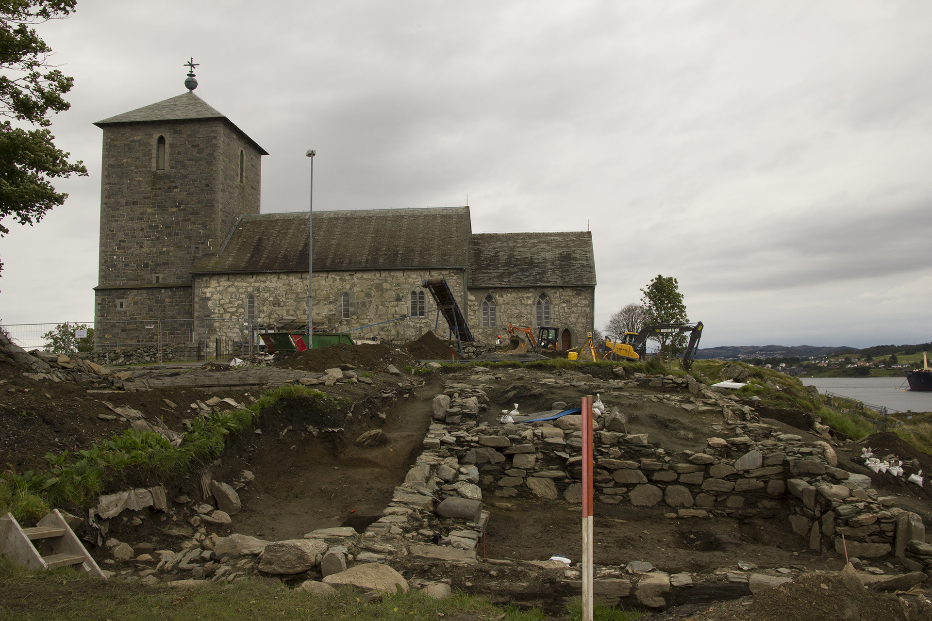 Bilde av ruinen av en kongsgård fra 1300-tallet funnet på Avaldsnes, Karmøy, ved siden av kirken. Foto: Karen Thommesen, Riksantikvaren