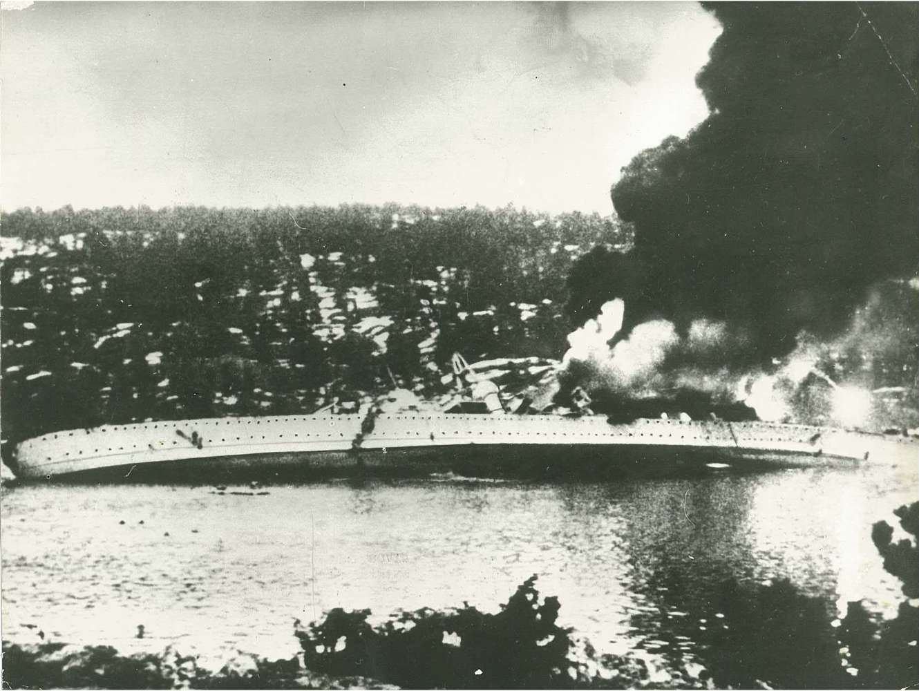 Svart-hvit foto av senkingen avBlücher. Den tyske krysseren Blücher ble 9. april 1940 senket i Drøbaksundet i Oslofjorden. Foto: NTBs krigsarkiv, Riksarkivet