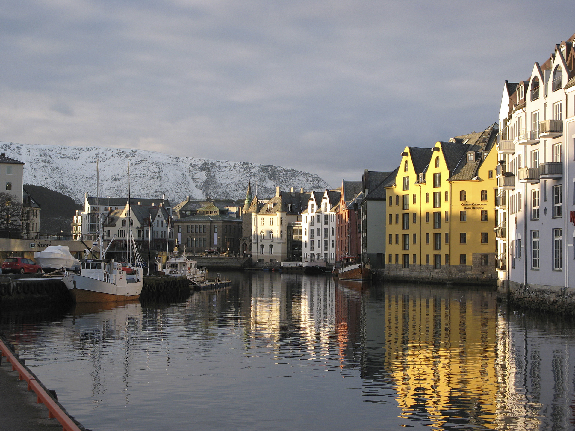 Bilde av Ålesund. Den godt bevarte jugendarkitekturen gir Ålesund historisk karakter. Foto: Cornelis Horn Evensen, Riksantikvaren