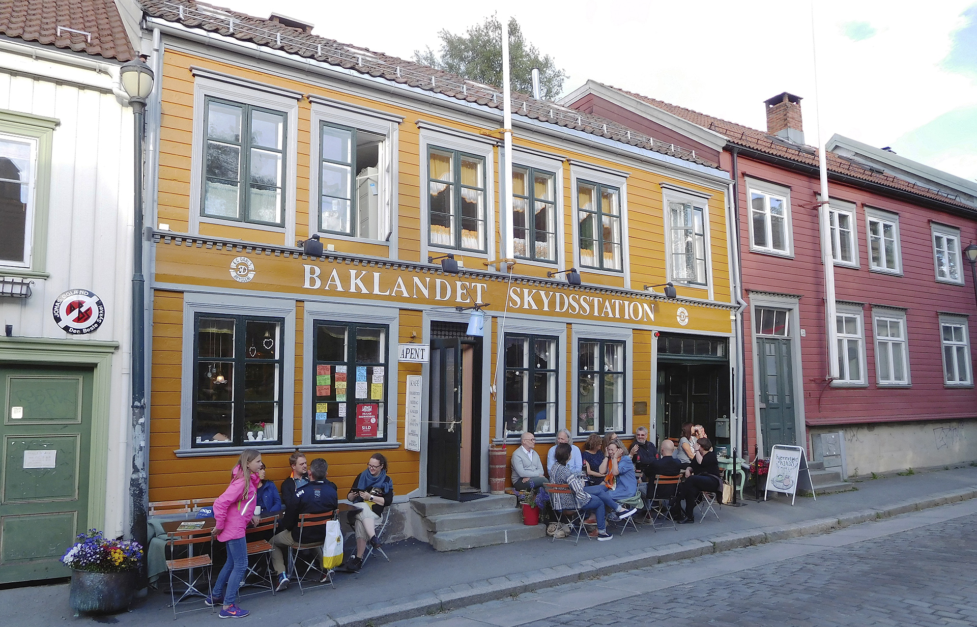Bilde av et levende bymiljø på Bakklandet i Trondheim. Foto: Leidulf Mydland, Riksantikvaren
