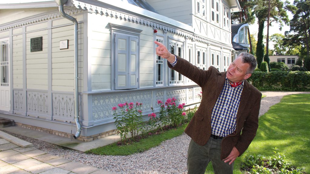Bilde av Eivind Falk, leder for Norsk håndverksinstitutt ved Lillehammer museum, viser stolt fram det nyrestaurerte sommerstedet til dikterekteparet Rainis og Aspazija i Jurmala, en strandby litt utenfor Riga. Foto: Anja Heie, Riksantikvaren