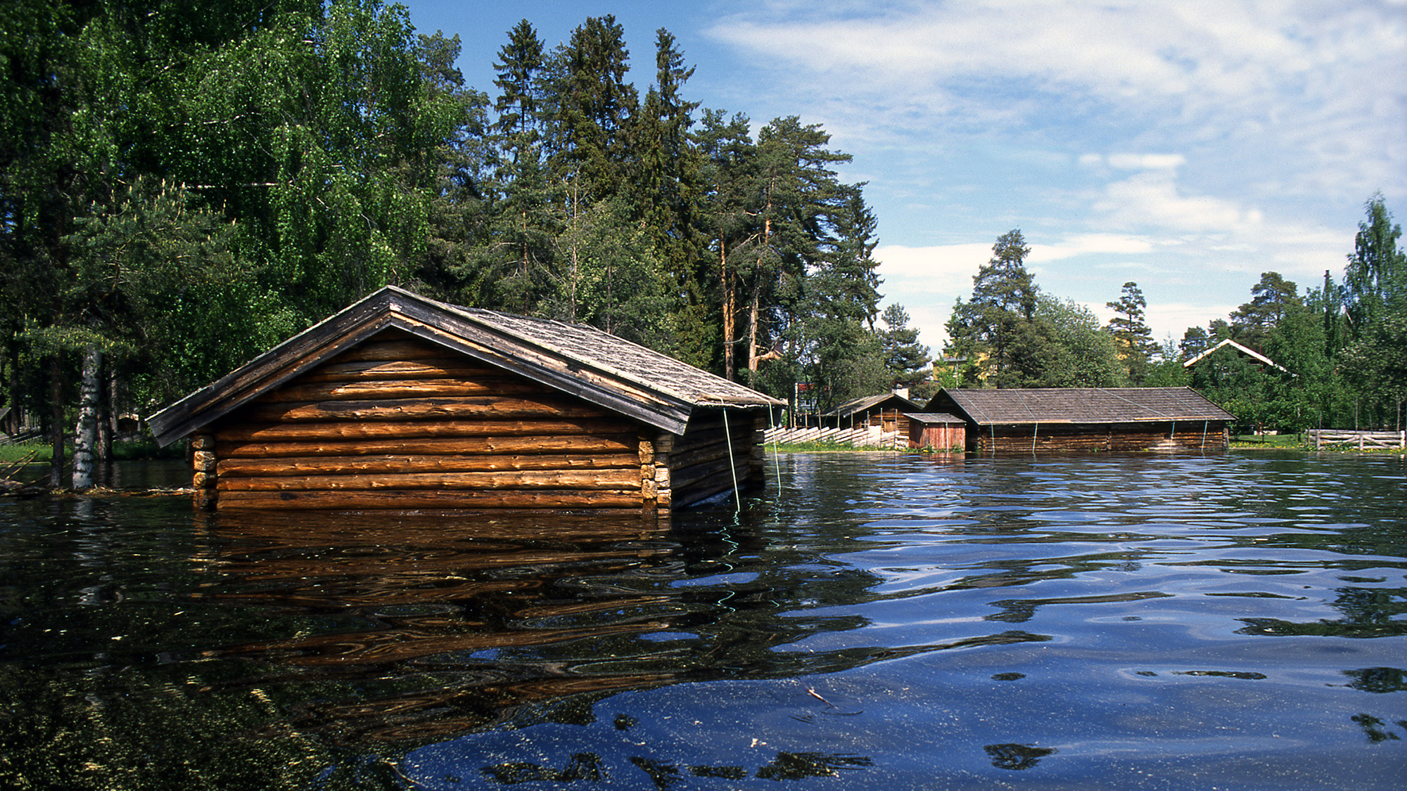 Bilde av bygninger knyttet til Hedmarksmuseet på Hamar etter flommen i Mjøsa i 1995. Foto: Jan Haug, Domkirkeoddens fotoarkiv