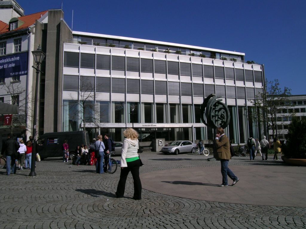 Bilde av Norges bank. Fasade mot Domkirkeplassen før Norges Bank ble til kulturbanken Sølvberget. Foto: Morten Stige, Riksantikvaren