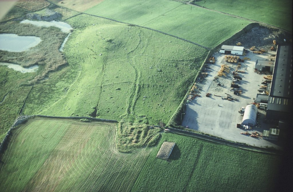 Flyfoto av Hanaland i Rogaland. Her ligger tufter, gravhauger rydningsrøyser og sammenraste steingjerder kant-i-kant med et moderne industriområde. Foto: Terje Tveit, Arkeologisk museum, UiS.
