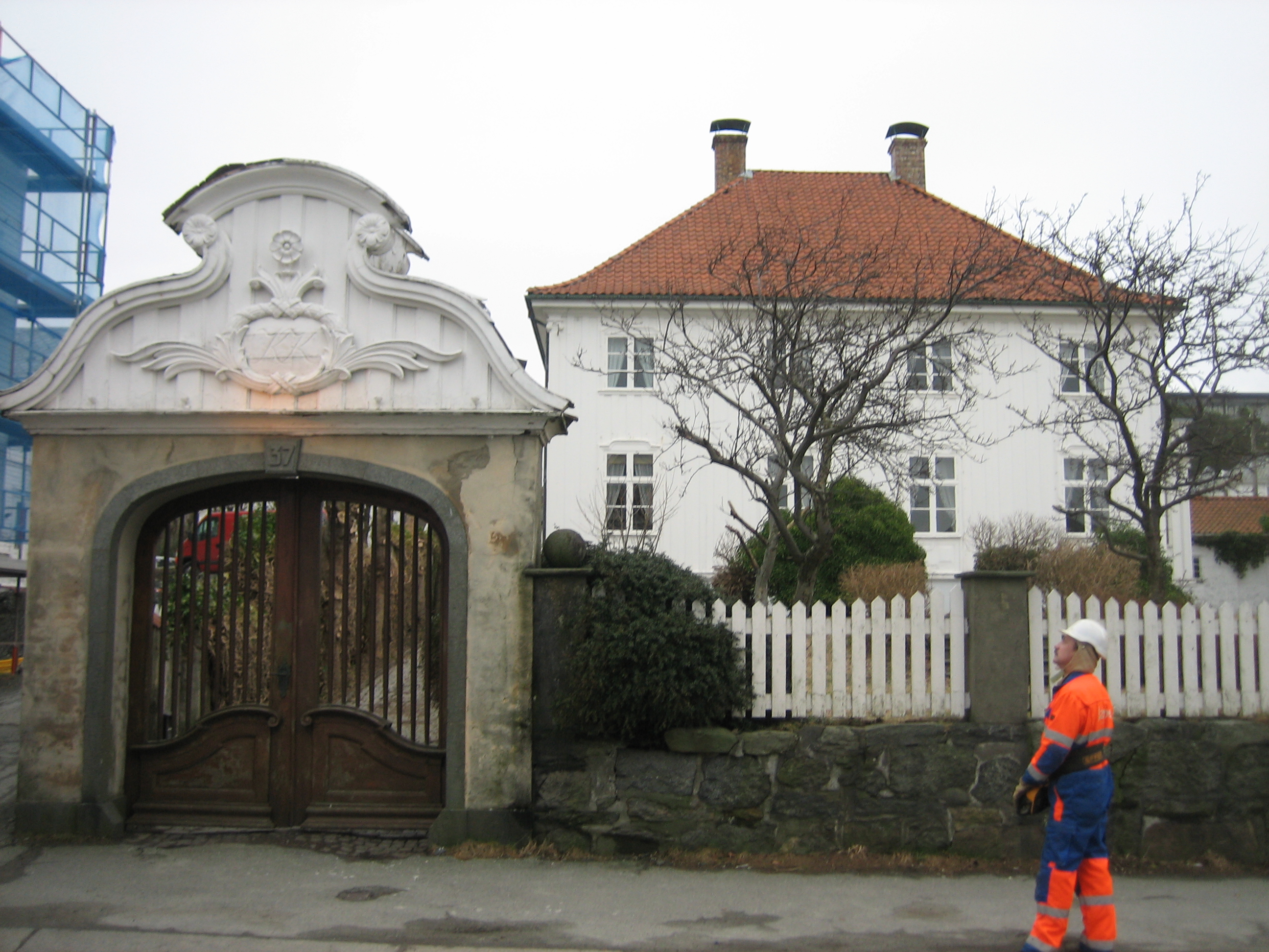 Bildet viser "Knutsenhuset" med den markante portalen over den doble porten inn fra Haraldsgata til eiendommen. Fot er tatt av Cornelis Horn Evensen, Riksantikvaren
