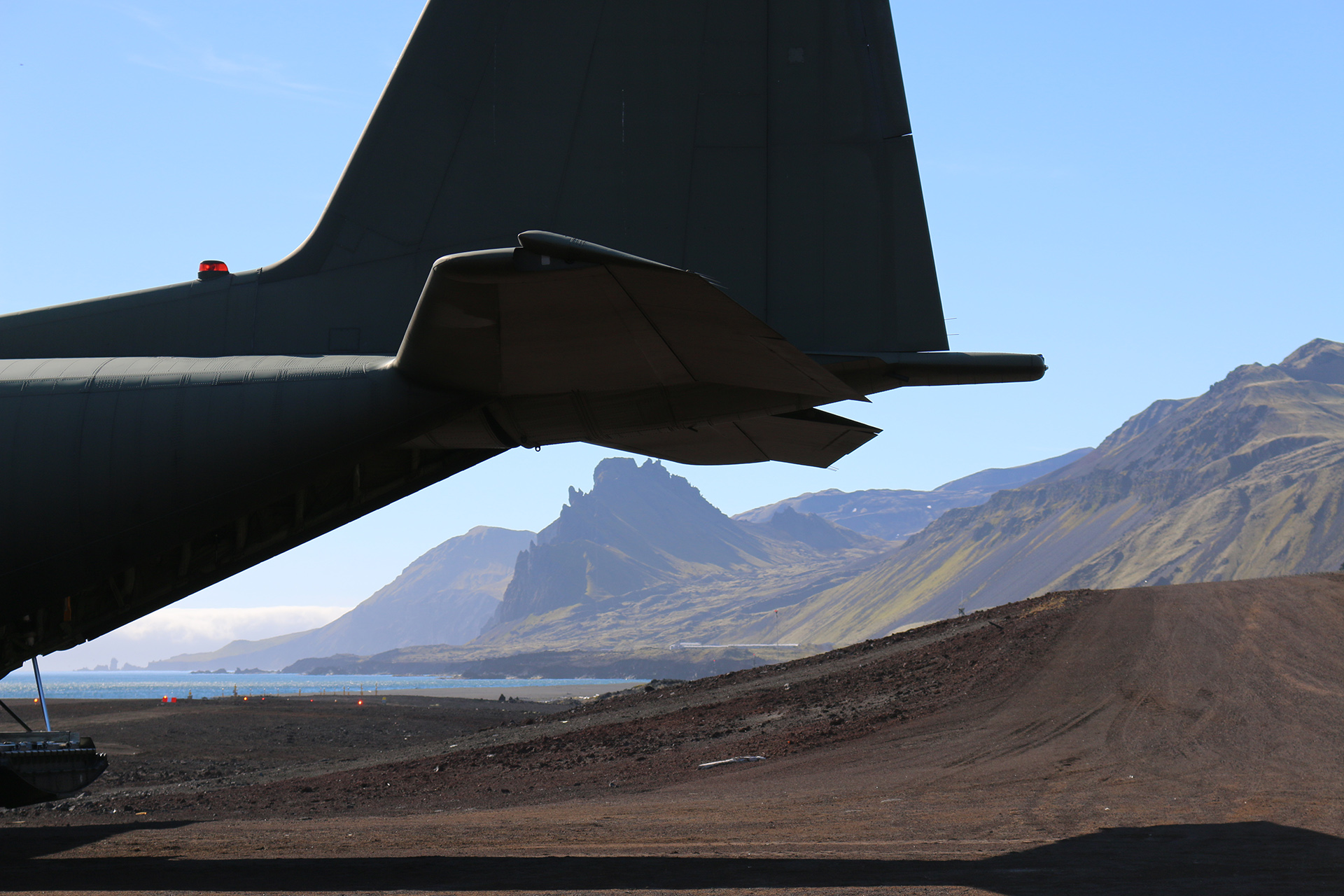 Bilde av Hercules fly fra forsvaret. Foto: Karen Thommesen, Riksantikvaren