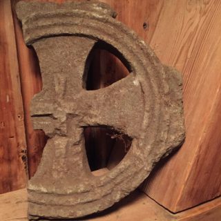 Bilde av fragmentet av hjulkorset er fra middelalder, sannsynligvis fra tiden 1150-1350. Foto: Åse Bergan