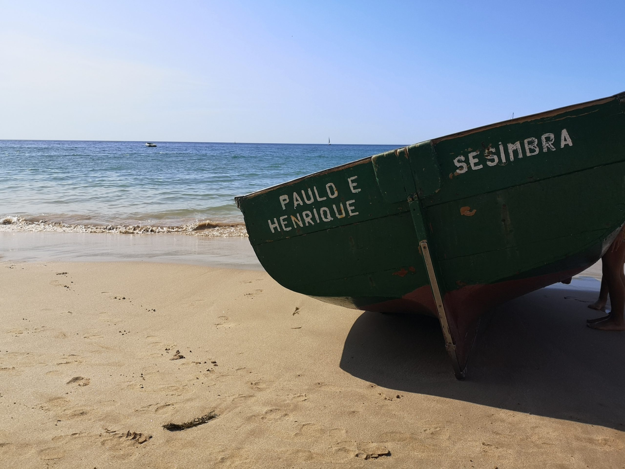 Grønn båt på stranden i Sesimbra, Portugal. Foto: Kristin Eliassen