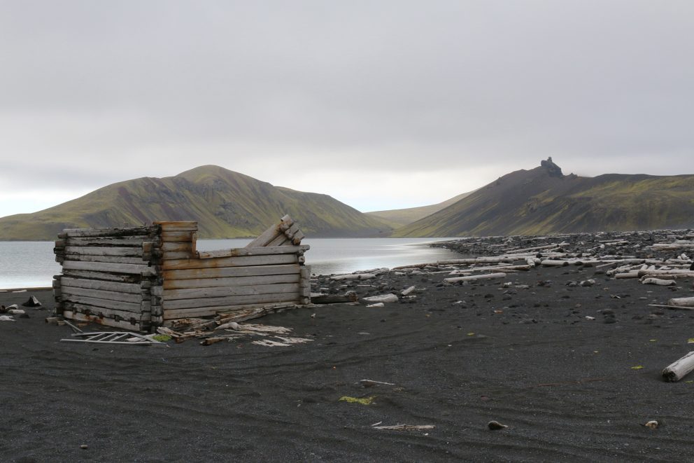 Bildet viser Utsikt til Nordlaguna fra badstua på Jan Mayen. Foto: Karen Thommesen, Riksantikvaren