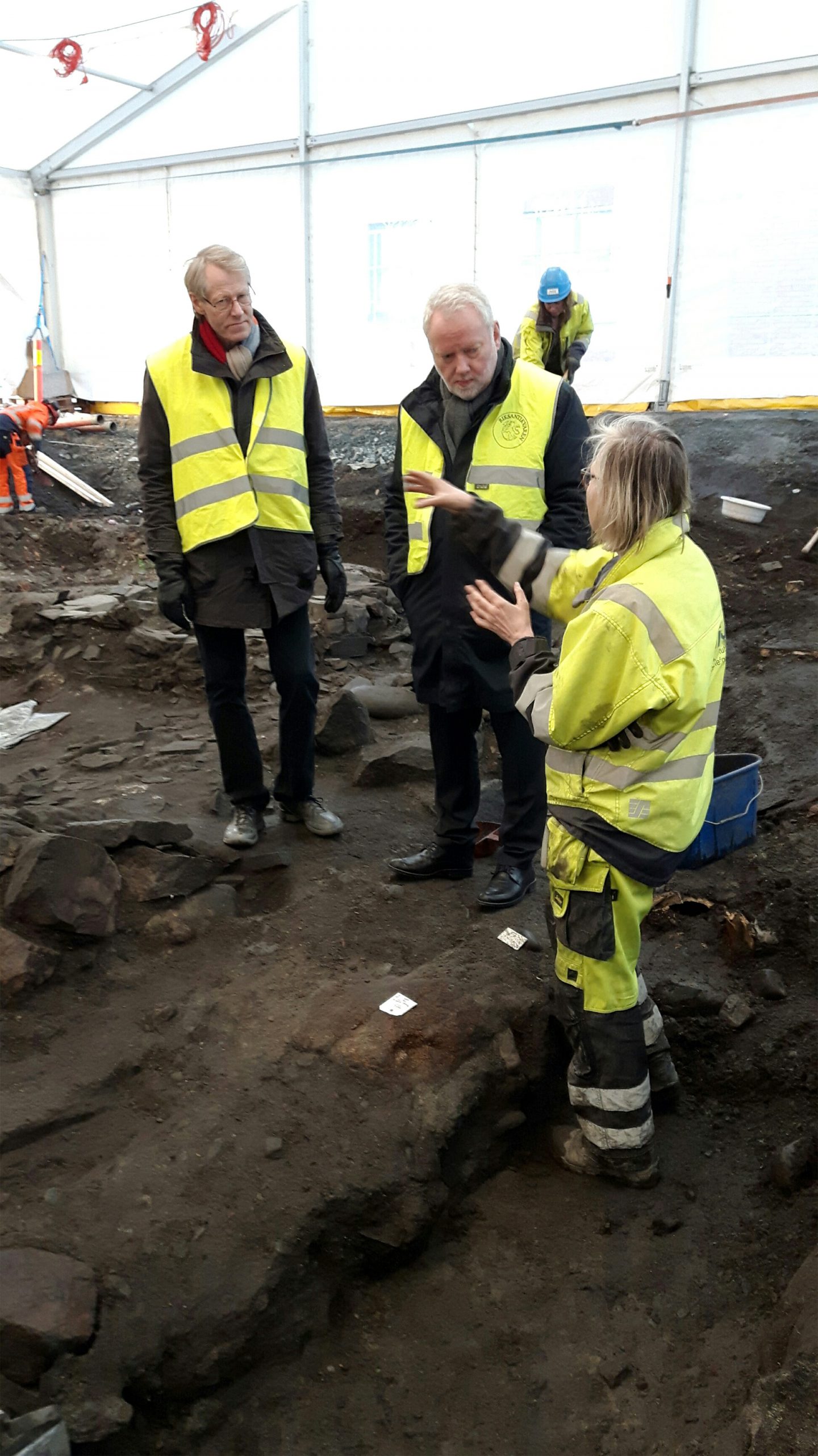Bilde av Riksantikvar Jørn Holme som orienteres av utgravningsleder Anna Petersén fra NIKU i forbindelse med oppstarten av de arkeologiske undersøkelsene den 6. februar 2017. Foto: Sissel Ramstad Skoglund, Riksantikvaren