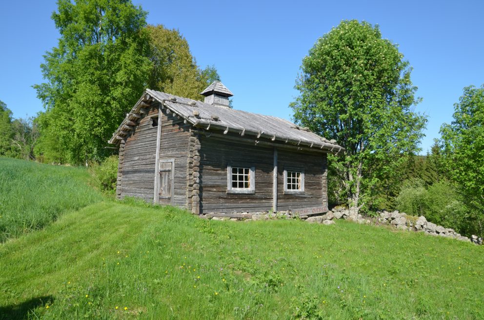 Bilde av den skogfinske røykbadstua på Nedre Øyeren i Kongsvinger kommune i Hedmark er den eneste skogfinske bygningen i Norge som er fredet. Bygningen har to røykeovner, en til oppvarming og matlaging og en til badstubruk. Foto: Berit Rønsen, Riksantikvaren