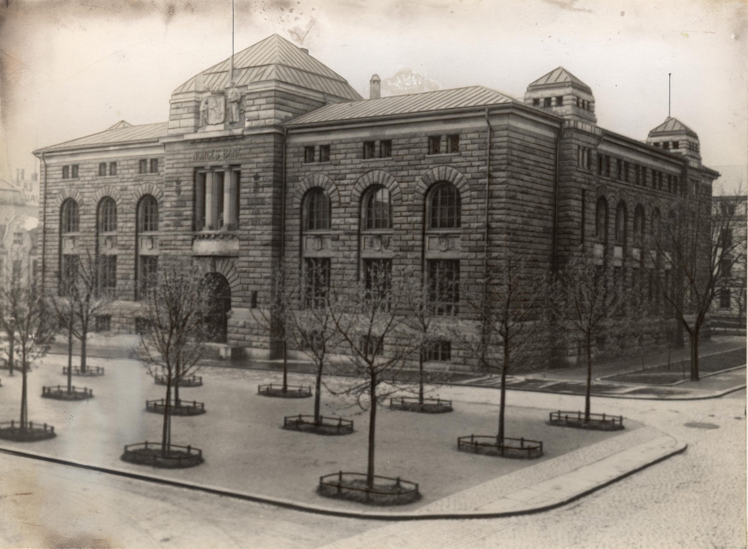 Bilde av Norges Banks første hovedkontor i Kristiania fra 1906. Foto fra Riksantikvarens arkiver