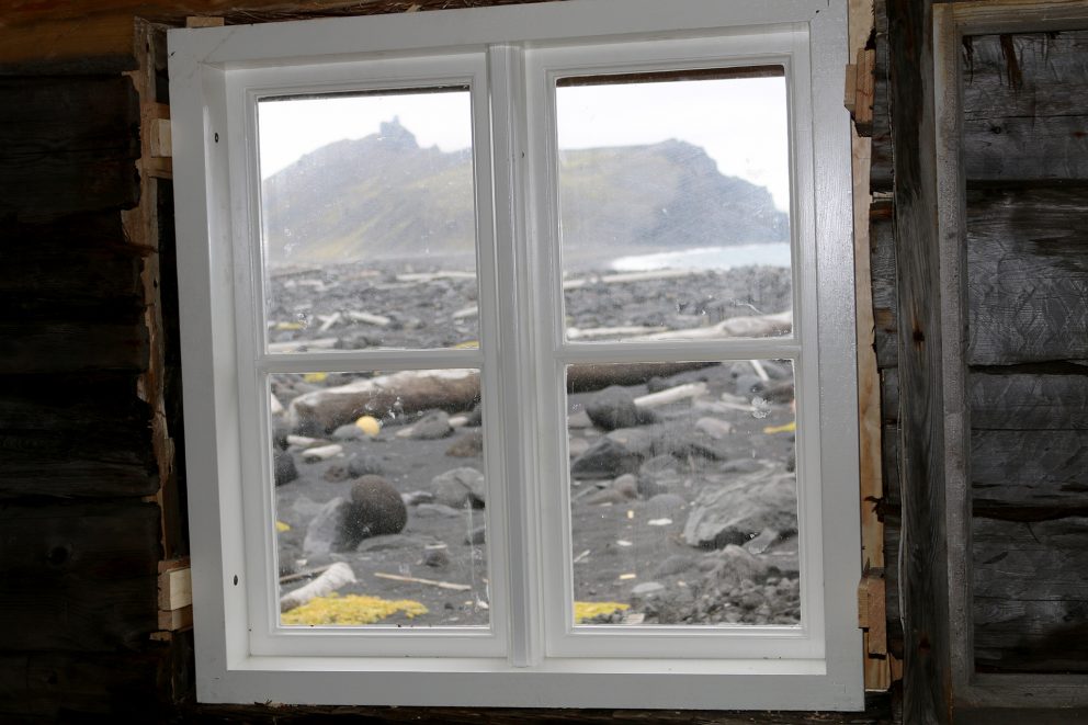 Bilde av det nye vinduet i Jan Mayen. Foto: Karen Thommesen, Riksantikvaren